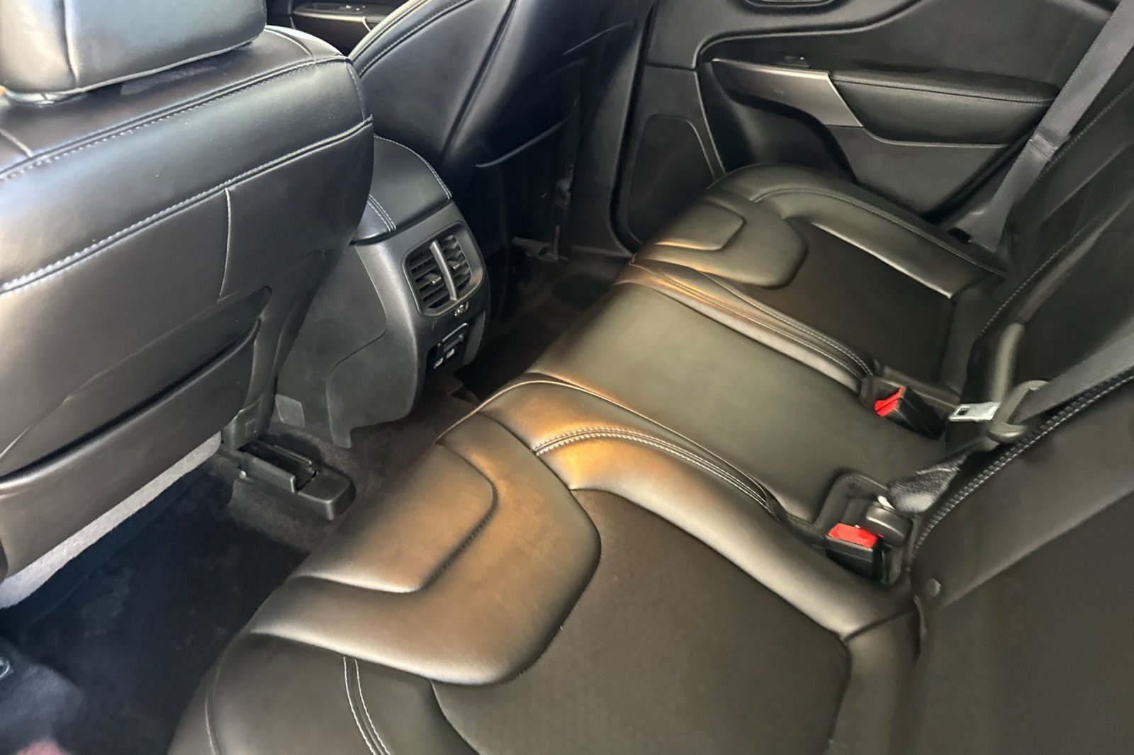 Used 2019 Jeep Cherokee Latitude Plus AWD/4WD image 30