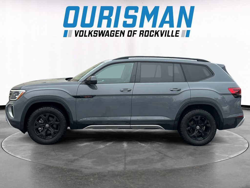 Used 2025 Volkswagen Atlas Peak Edition SE image 3