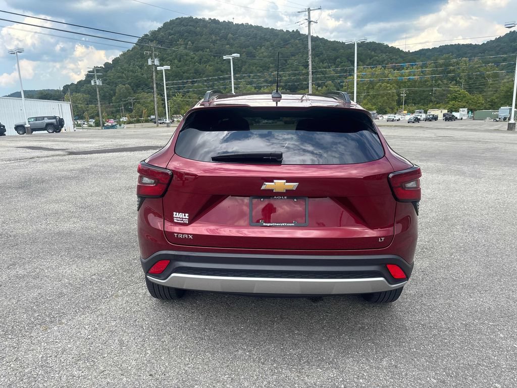Used 2025 Chevrolet Trax LT FWD image 4