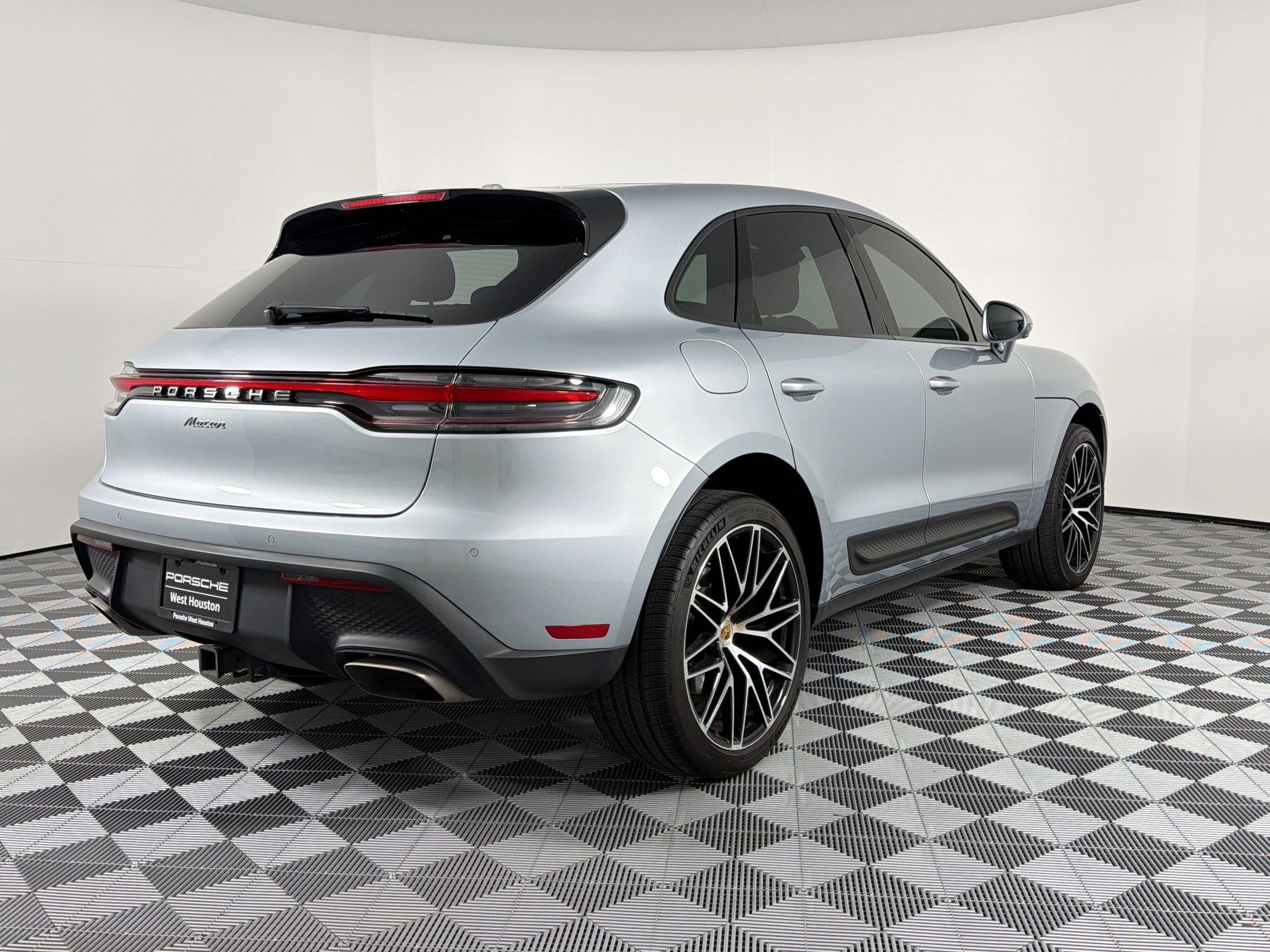 Certified 2024 Porsche Macan AWD/4WD image 10