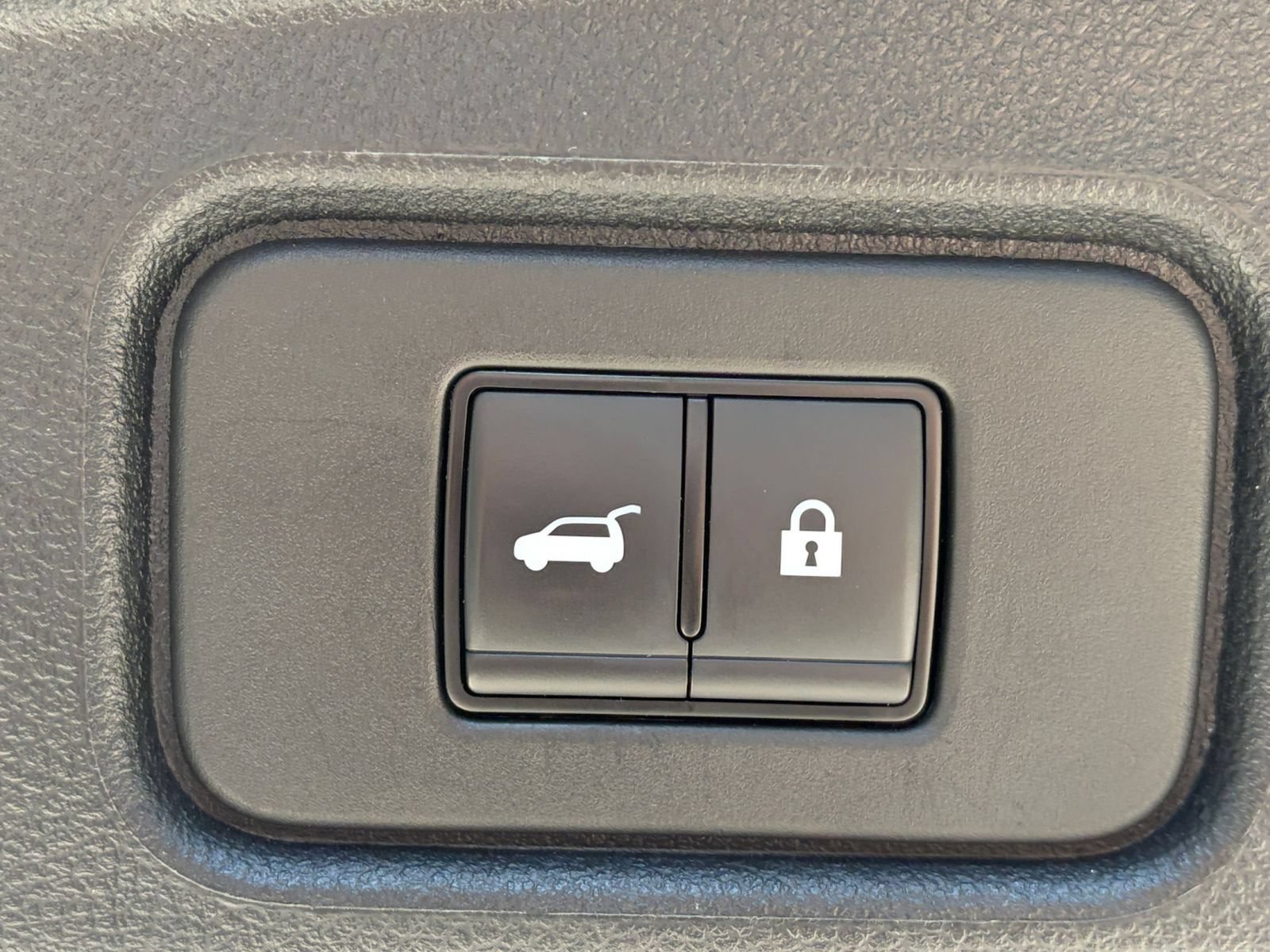 Used 2025 Nissan Pathfinder SV FWD image 24