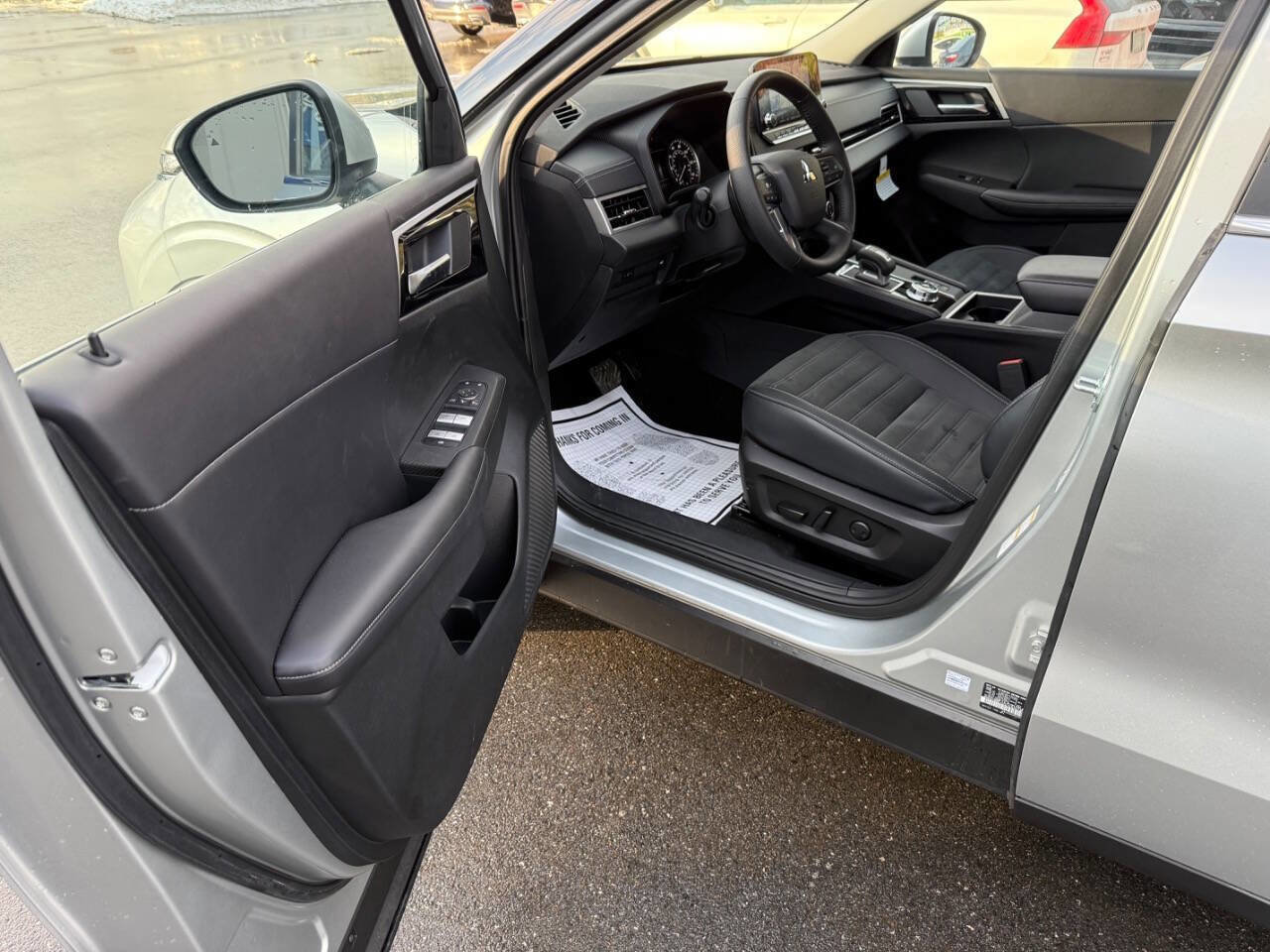 Used 2024 Mitsubishi Outlander SE image 16