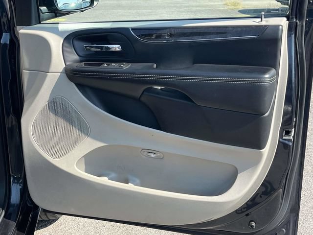 Used 2014 Chrysler Town & Country Touring-L w/ Driver Convenience Group FWD image 26