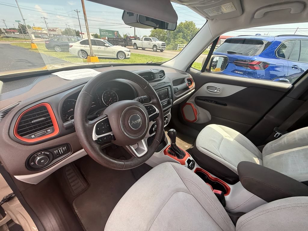 Used 2015 Jeep Renegade Latitude w/ Cold Weather Group FWD image 14