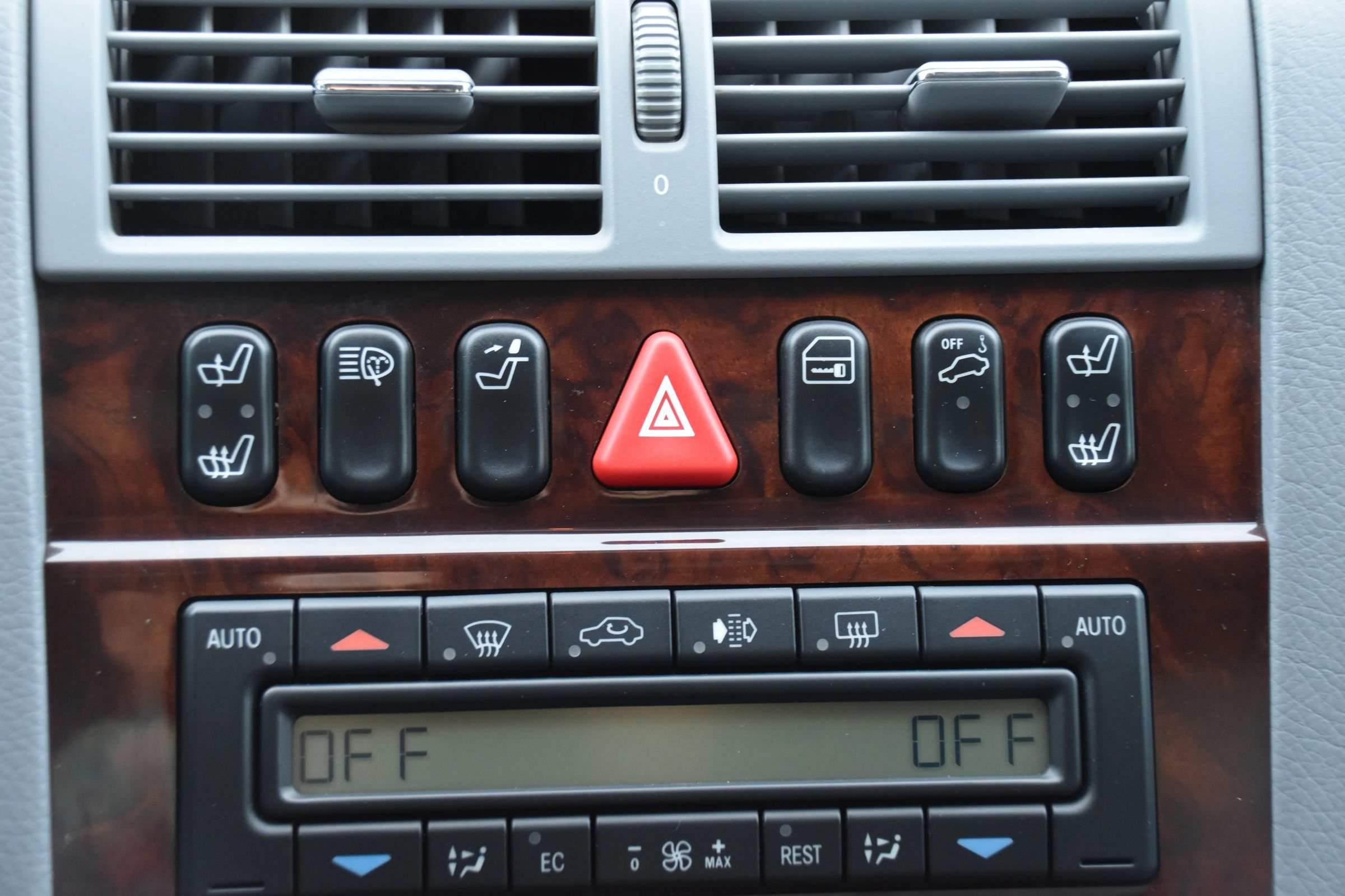 Used 2000 Mercedes-Benz E 320 Sedan image 36