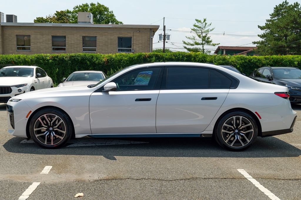Used 2024 BMW 740i xDrive w/ Premium Package 2 AWD/4WD image 4