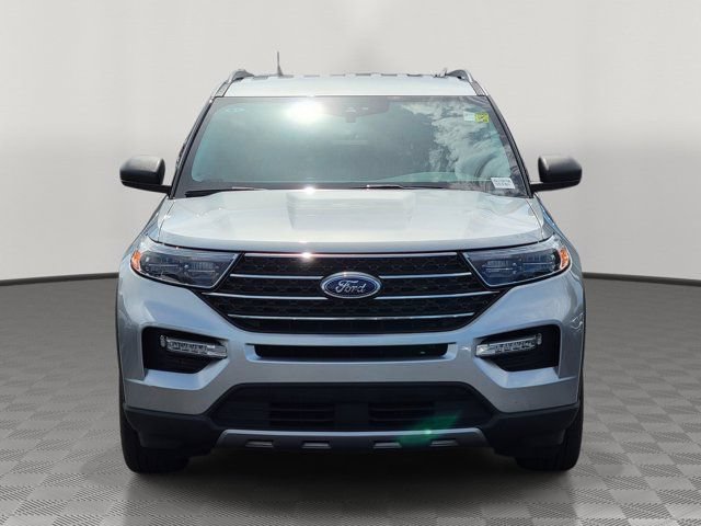 Used 2023 Ford Explorer XLT w/ Equipment Group 202A RWD image 2