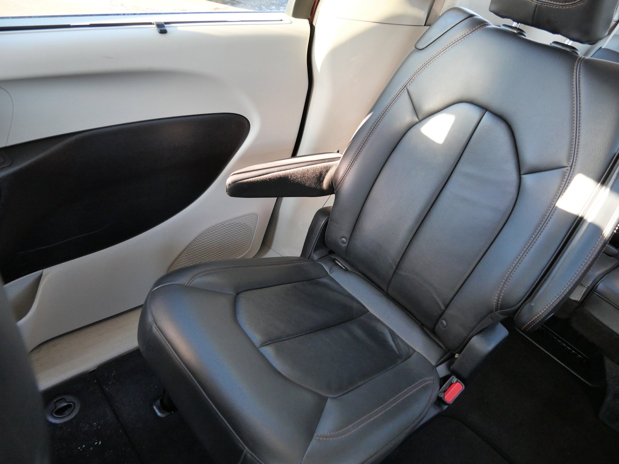 Used 2017 Chrysler Pacifica Touring-L image 12