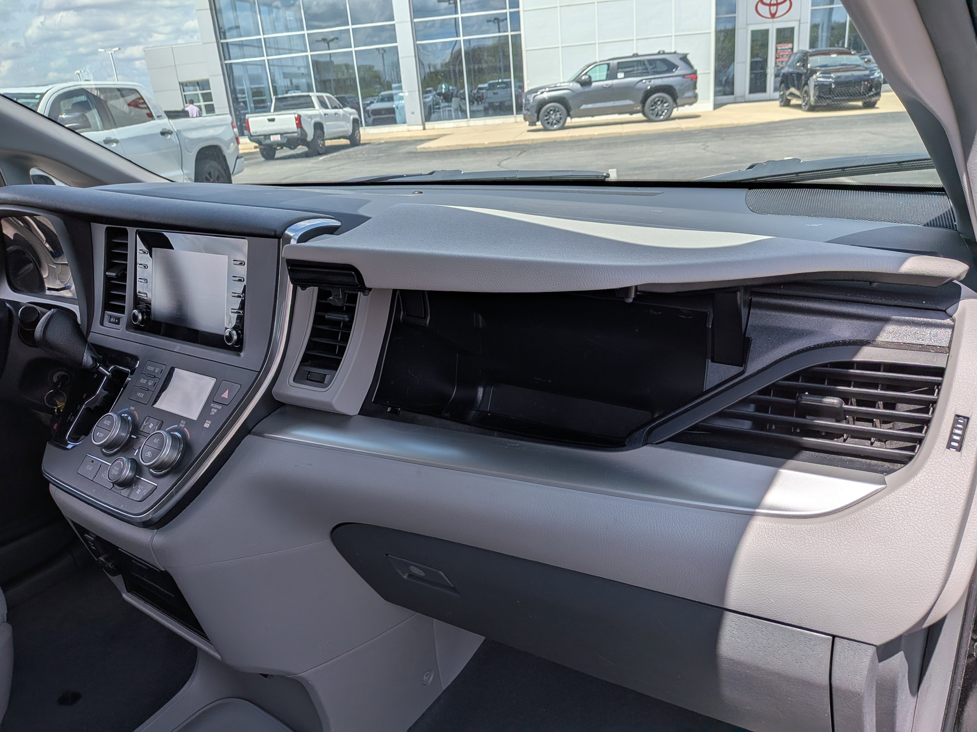 Used 2019 Toyota Sienna L w/ Carpet Mat Package FWD image 23