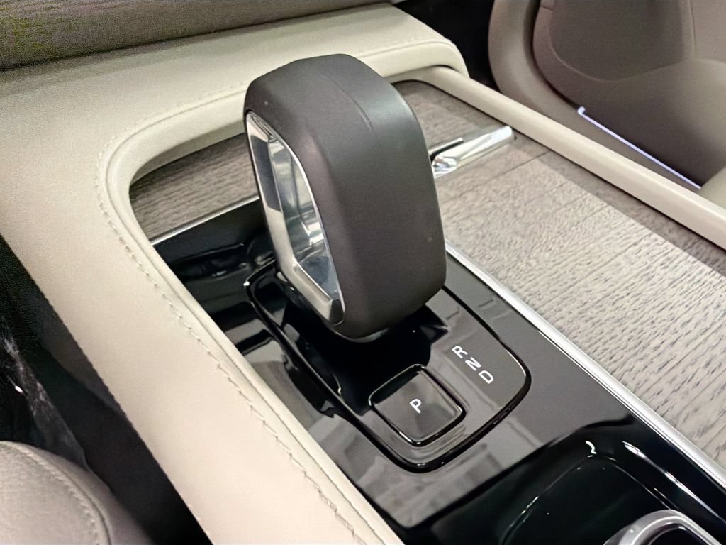 Used 2024 Volvo XC90 B6 Plus w/ Protection Package Premier AWD/4WD image 18