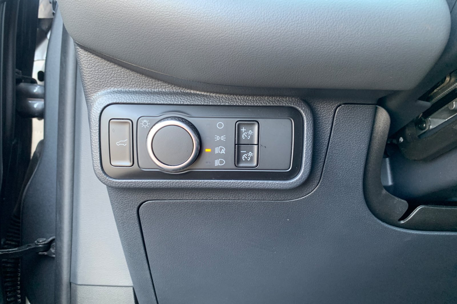 Used 2025 Ford Explorer Active AWD/4WD image 35