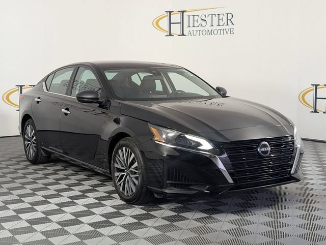 Used 2025 Nissan Altima 2.5 SV FWD image 2