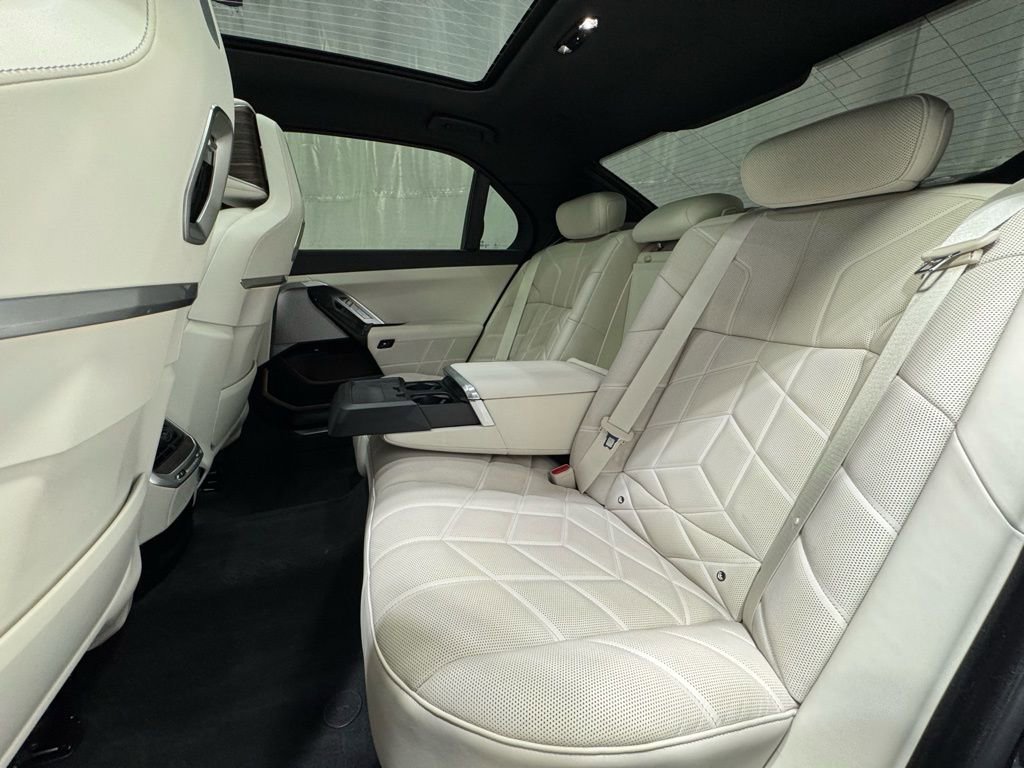 Used 2023 BMW 740i image 19