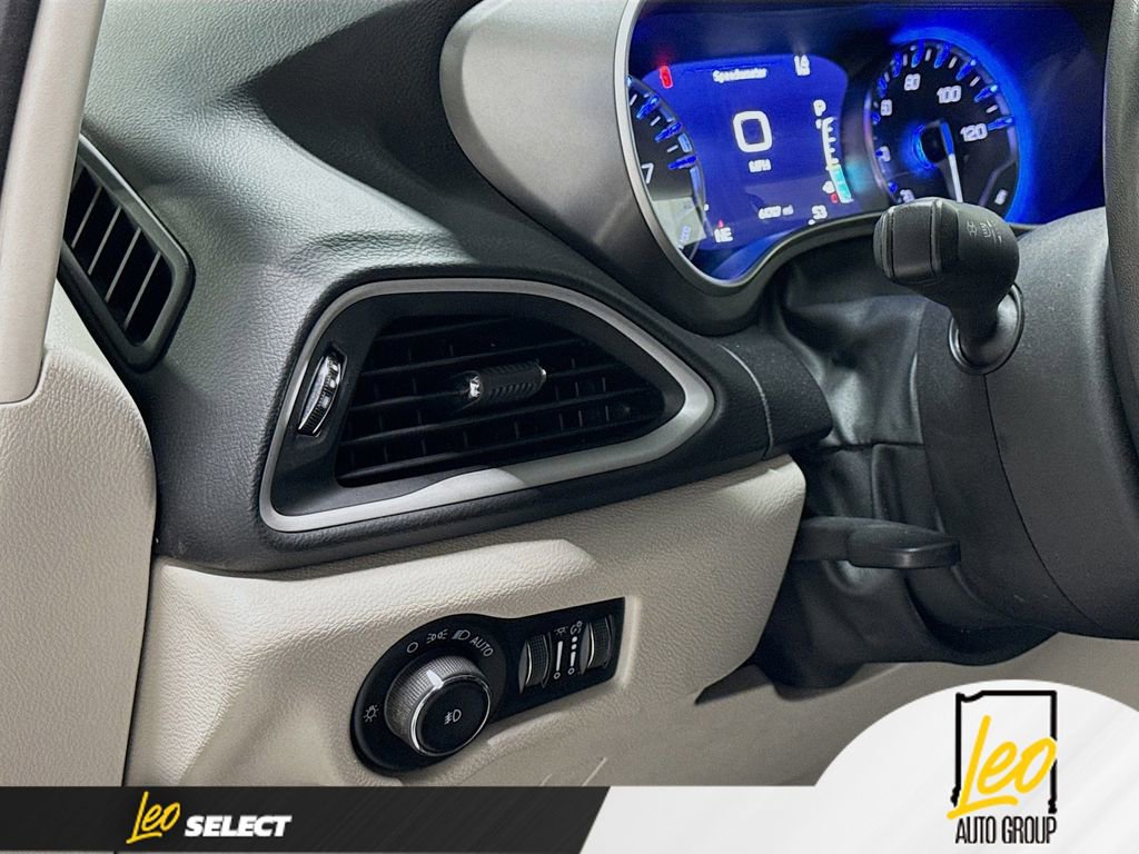 Used 2023 Chrysler Pacifica Touring-L FWD image 13