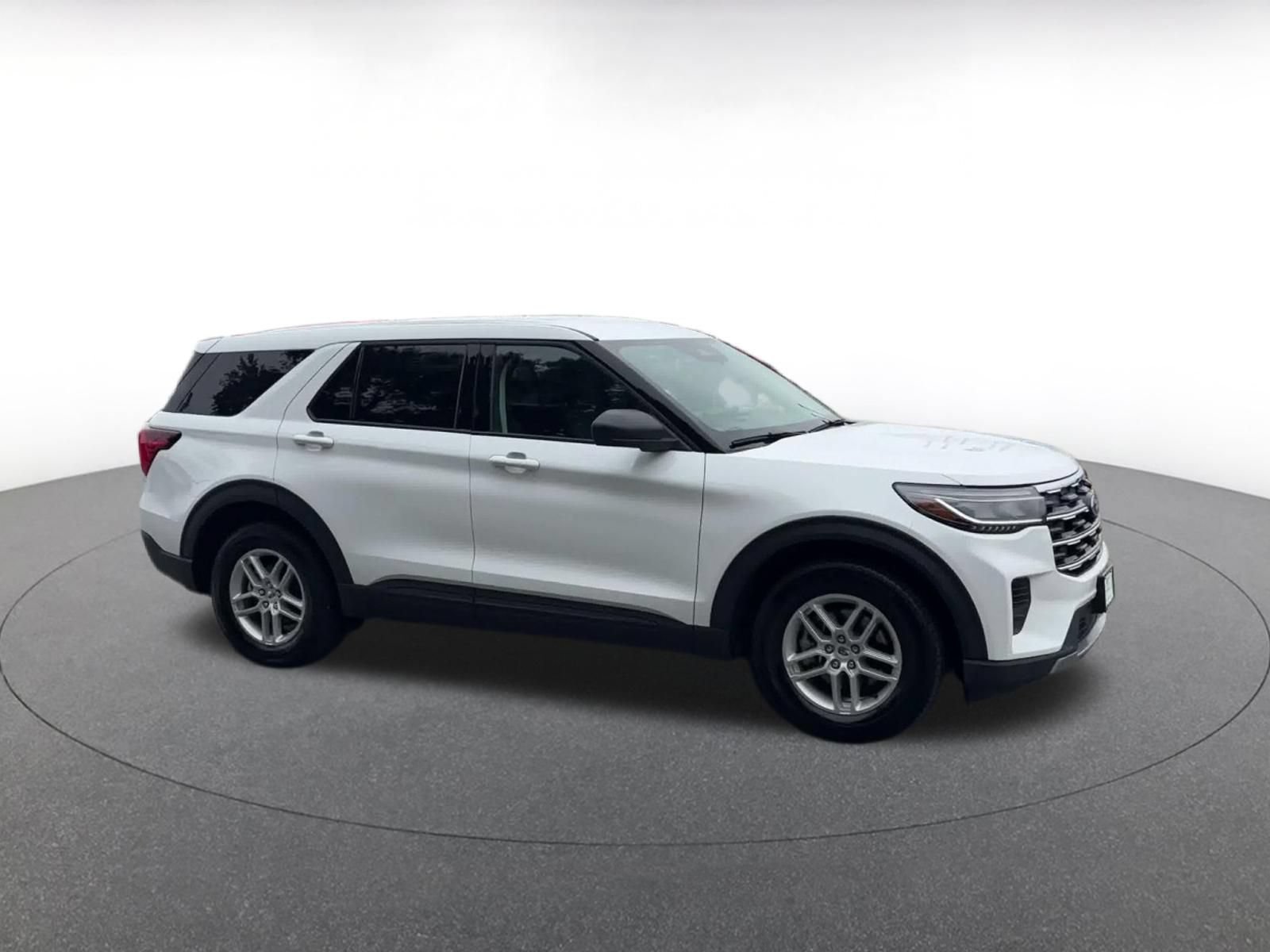 Used 2026 Ford Explorer Active AWD/4WD image 2