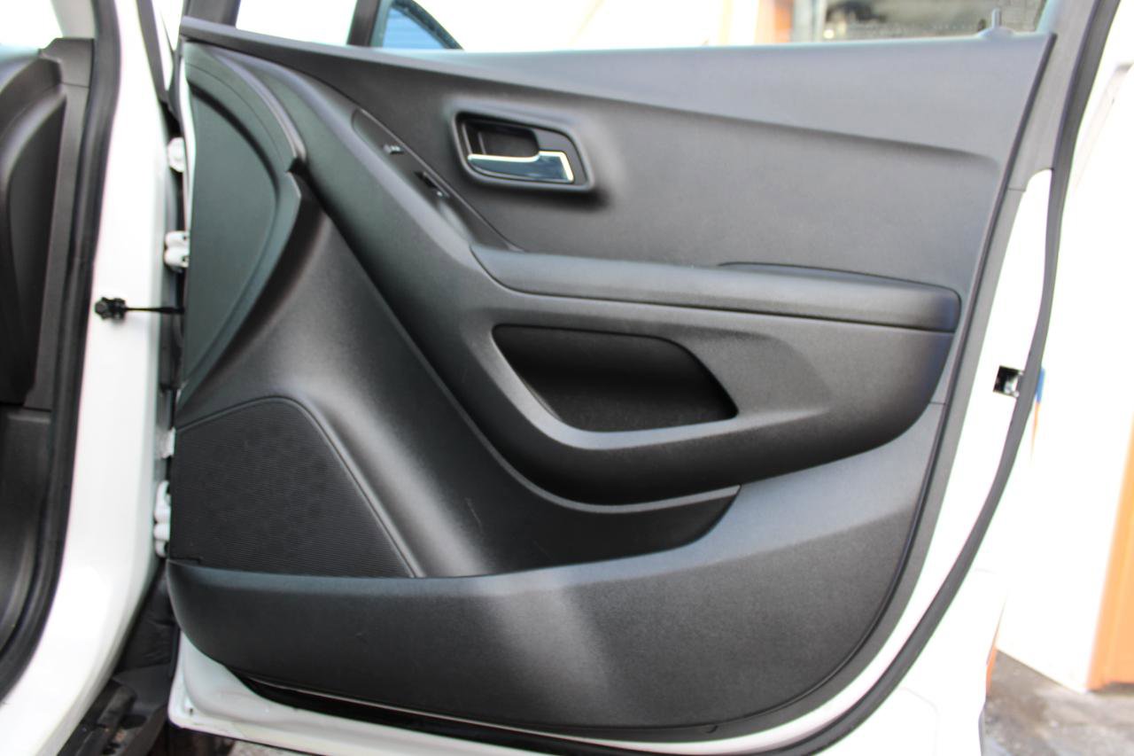 Used 2021 Chevrolet Trax LT w/ LT Convenience Package image 45