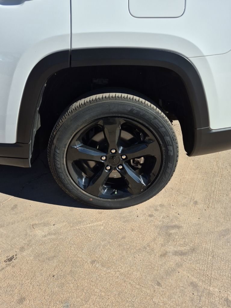 Used 2023 Jeep Grand Cherokee L Altitude AWD/4WD image 10