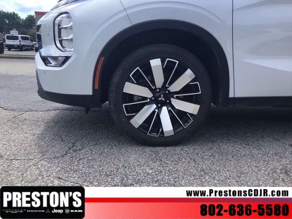 Used 2025 Mitsubishi Outlander AWD image 6