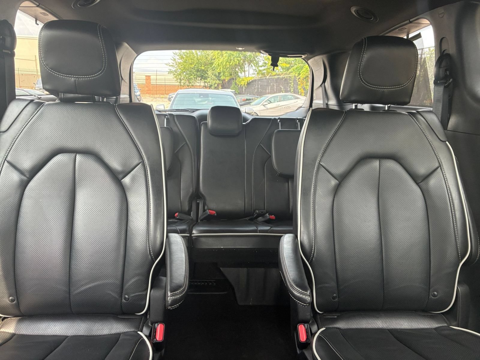 Used 2025 Chrysler Pacifica Limited FWD image 33