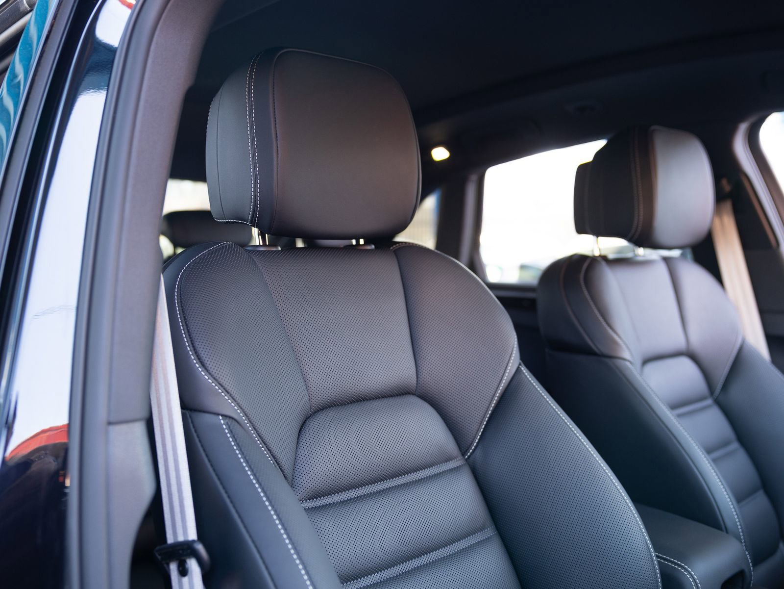 Certified 2025 Porsche Macan S image 30