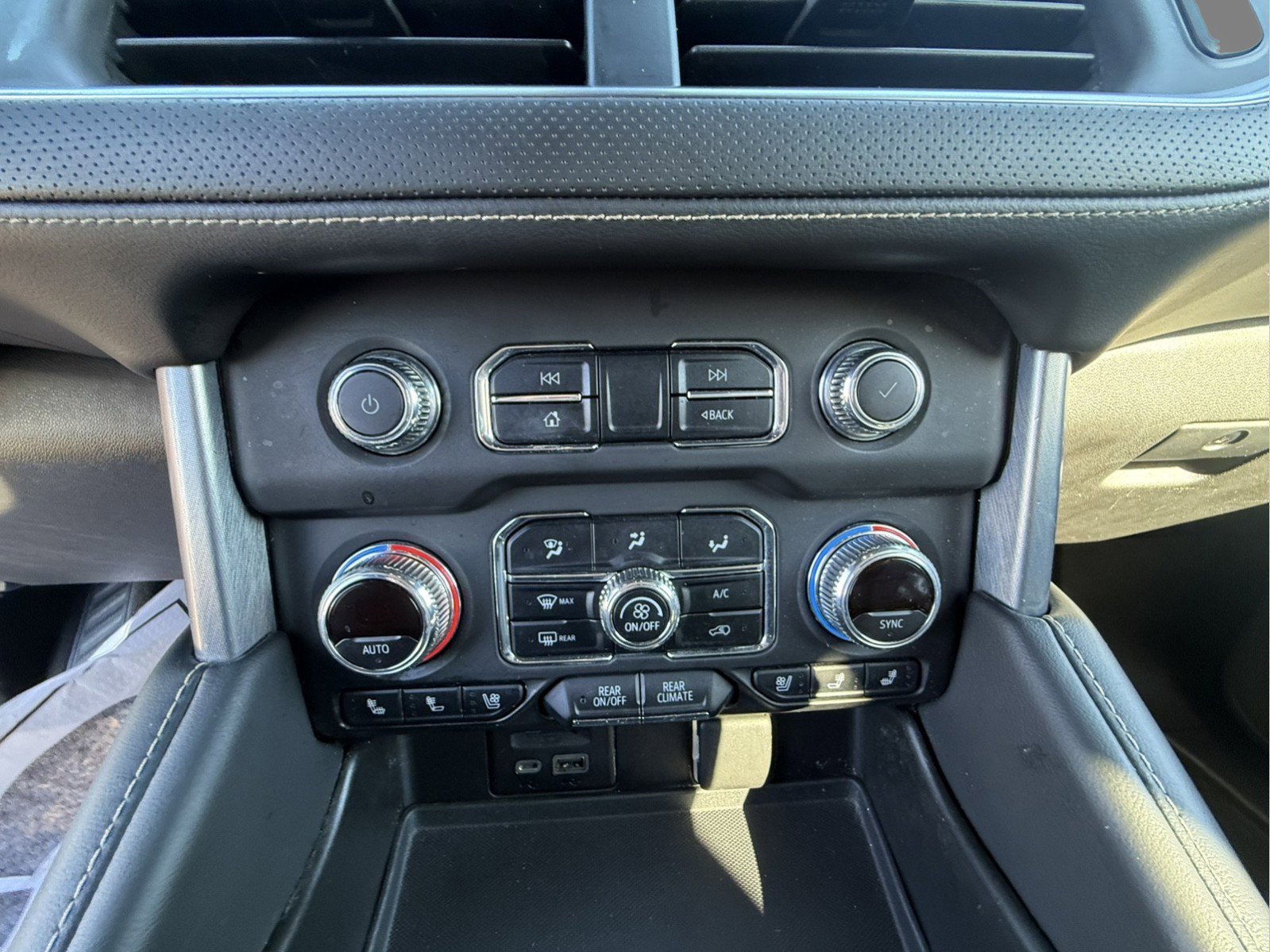 Used 2021 GMC Yukon SLT w/ SLT Premium Package image 23