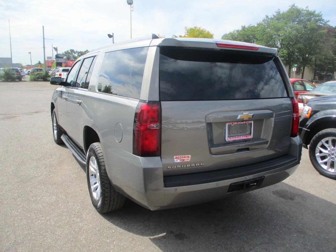 Used 2019 Chevrolet Suburban LT w/ Luxury Package image 4