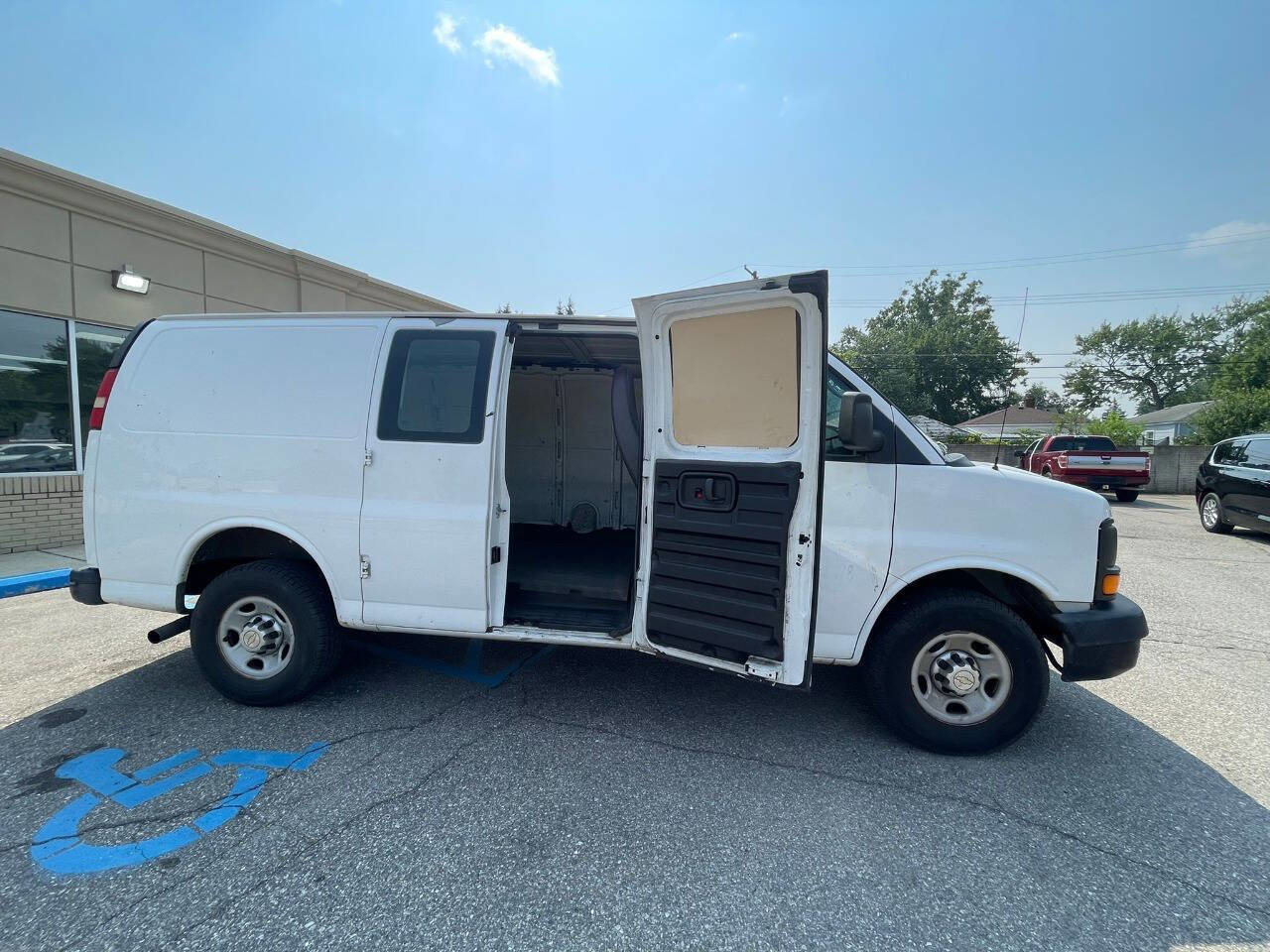 Used 2012 Chevrolet Express 3500 image 10