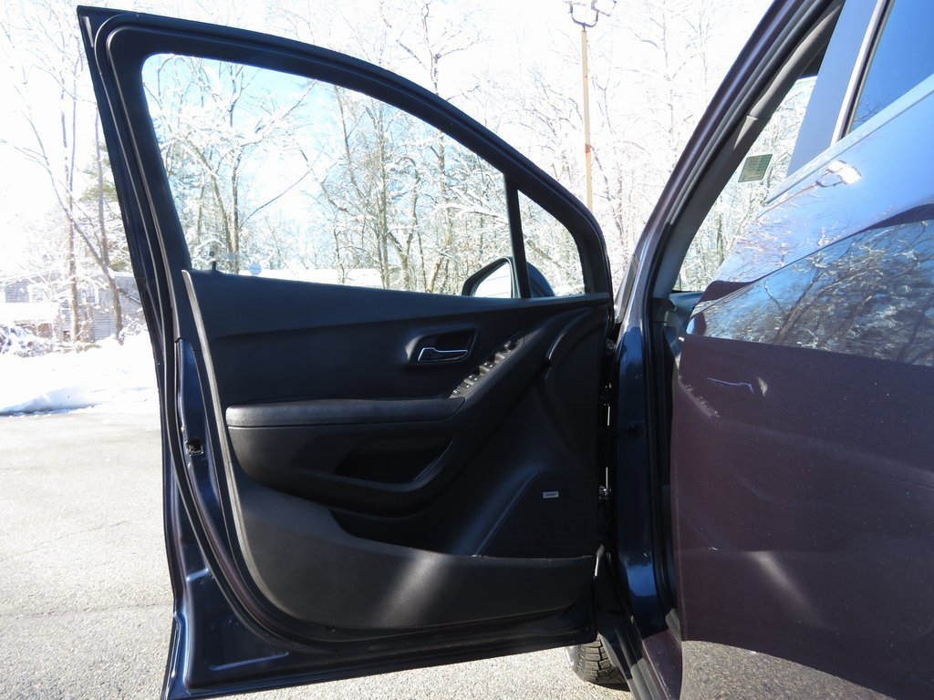 Used 2018 Chevrolet Trax LT w/ Sun & Sound Package image 9