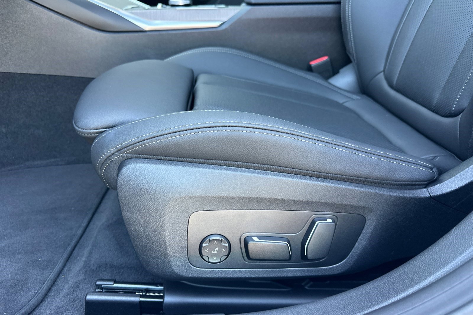 Used 2025 BMW i4 eDrive40 w/ Driving Assistance Package image 14