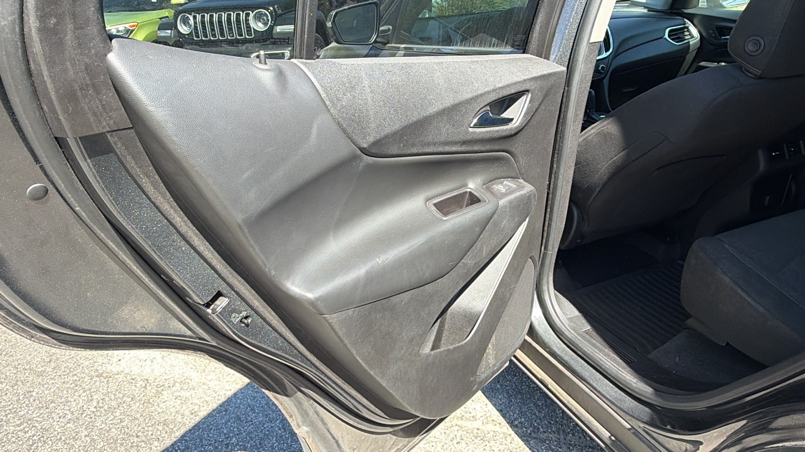 Used 2018 Chevrolet Equinox LT FWD image 22