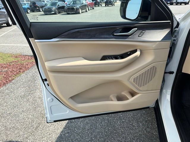 Used 2023 Jeep Grand Cherokee L Limited AWD/4WD image 11