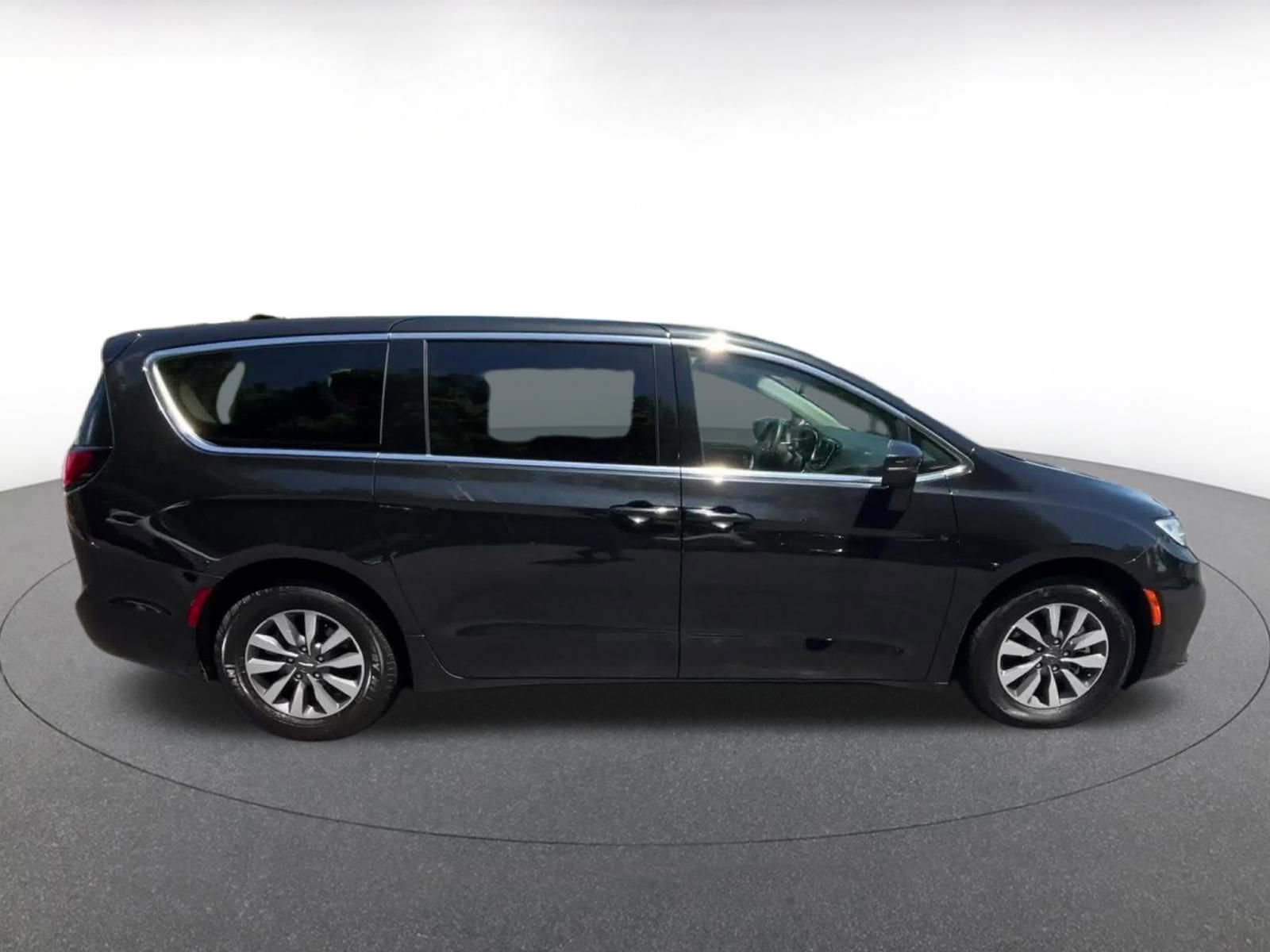 Used 2023 Chrysler Pacifica Touring-L FWD image 16