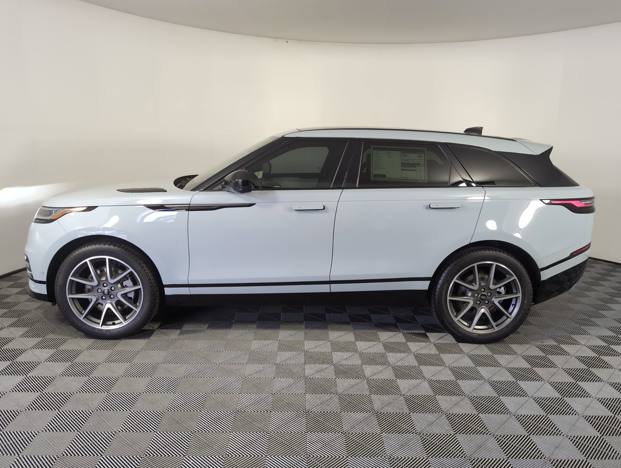 Used 2026 Land Rover Range Rover Velar Dynamic SE image 2