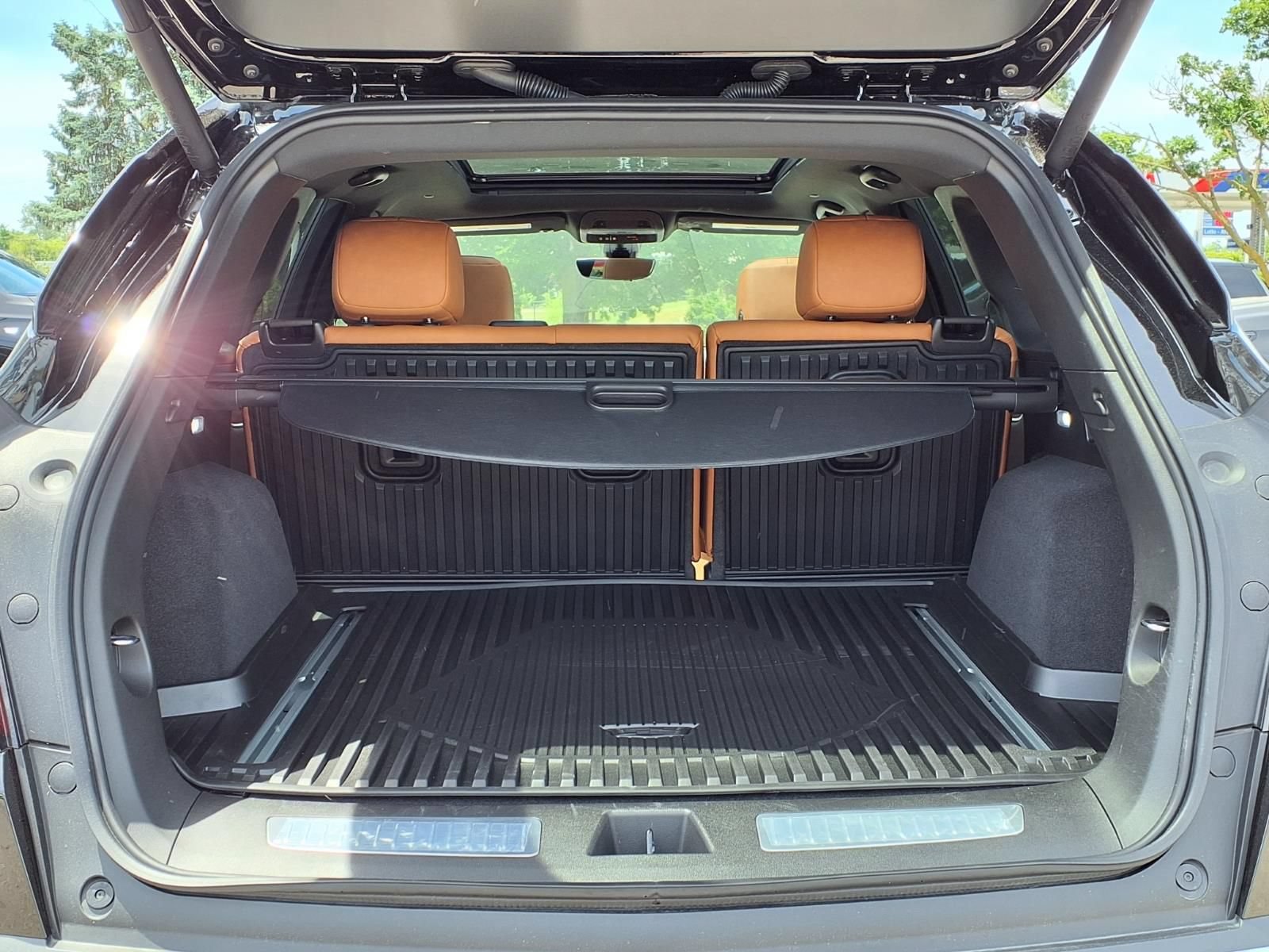 New 2026 Cadillac XT5 Premium Luxury w/ LPO, Floor Liner Package AWD/4WD image 8