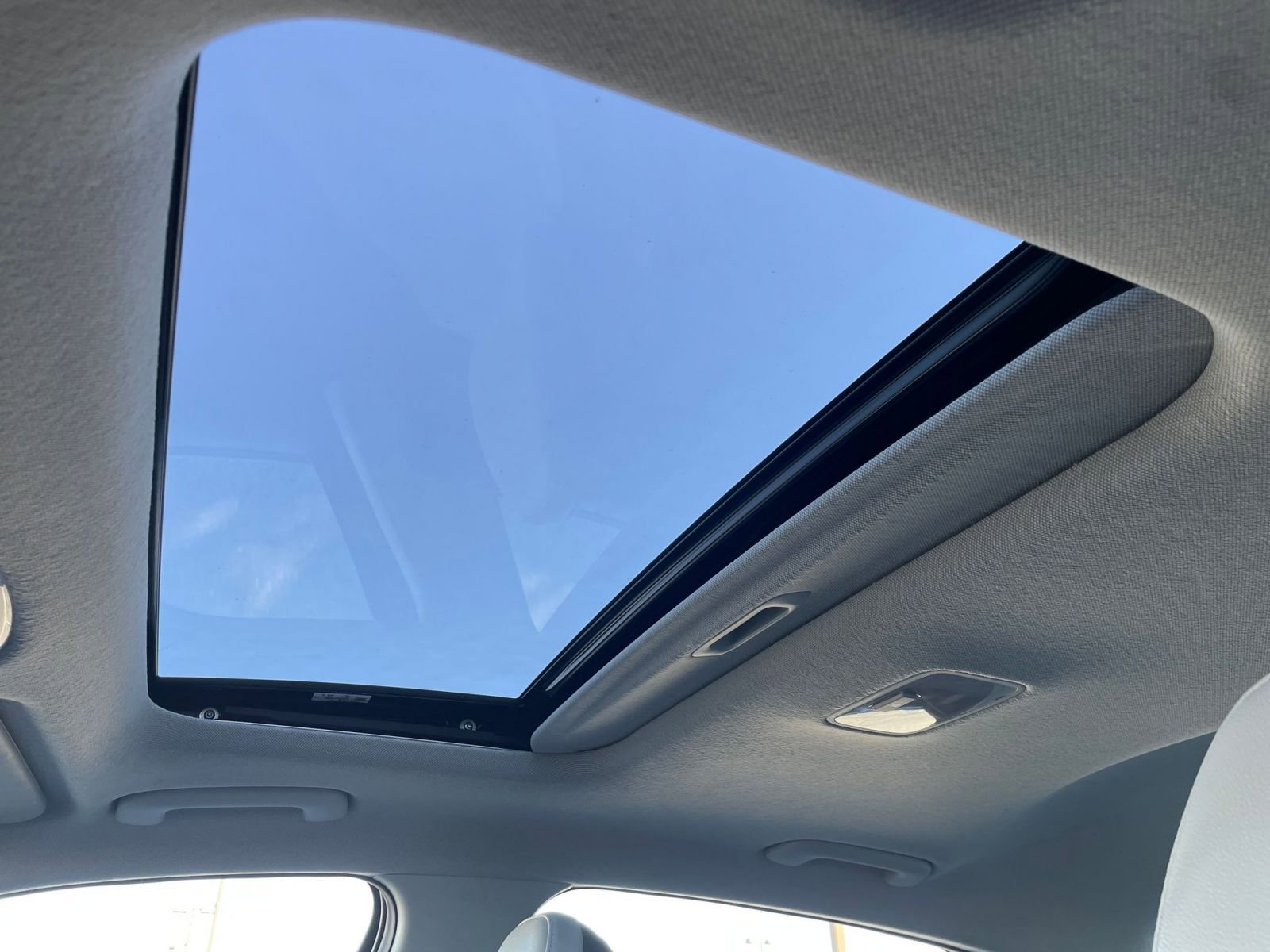 Used 2025 Hyundai Elantra Limited image 30