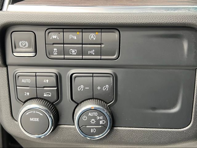 Used 2025 Chevrolet Suburban Premier AWD/4WD image 31
