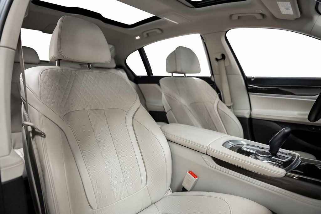 Used 2020 BMW 740i w/ Premium Package image 31