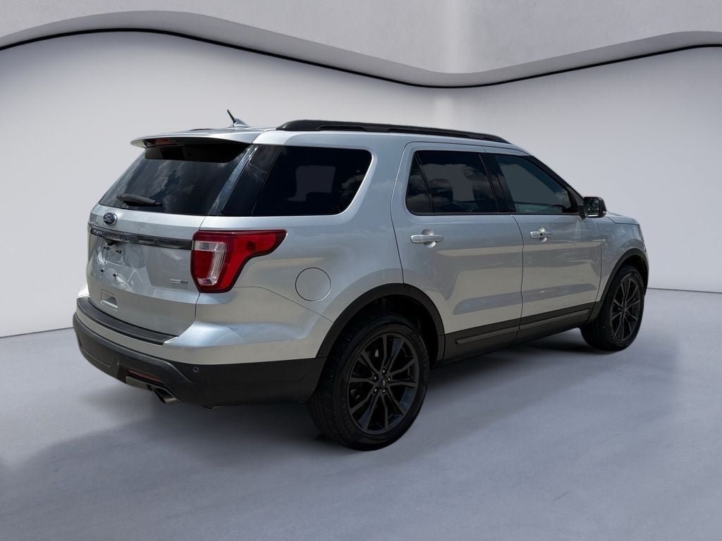Used 2018 Ford Explorer XLT w/ Equipment Group 202A AWD/4WD image 5