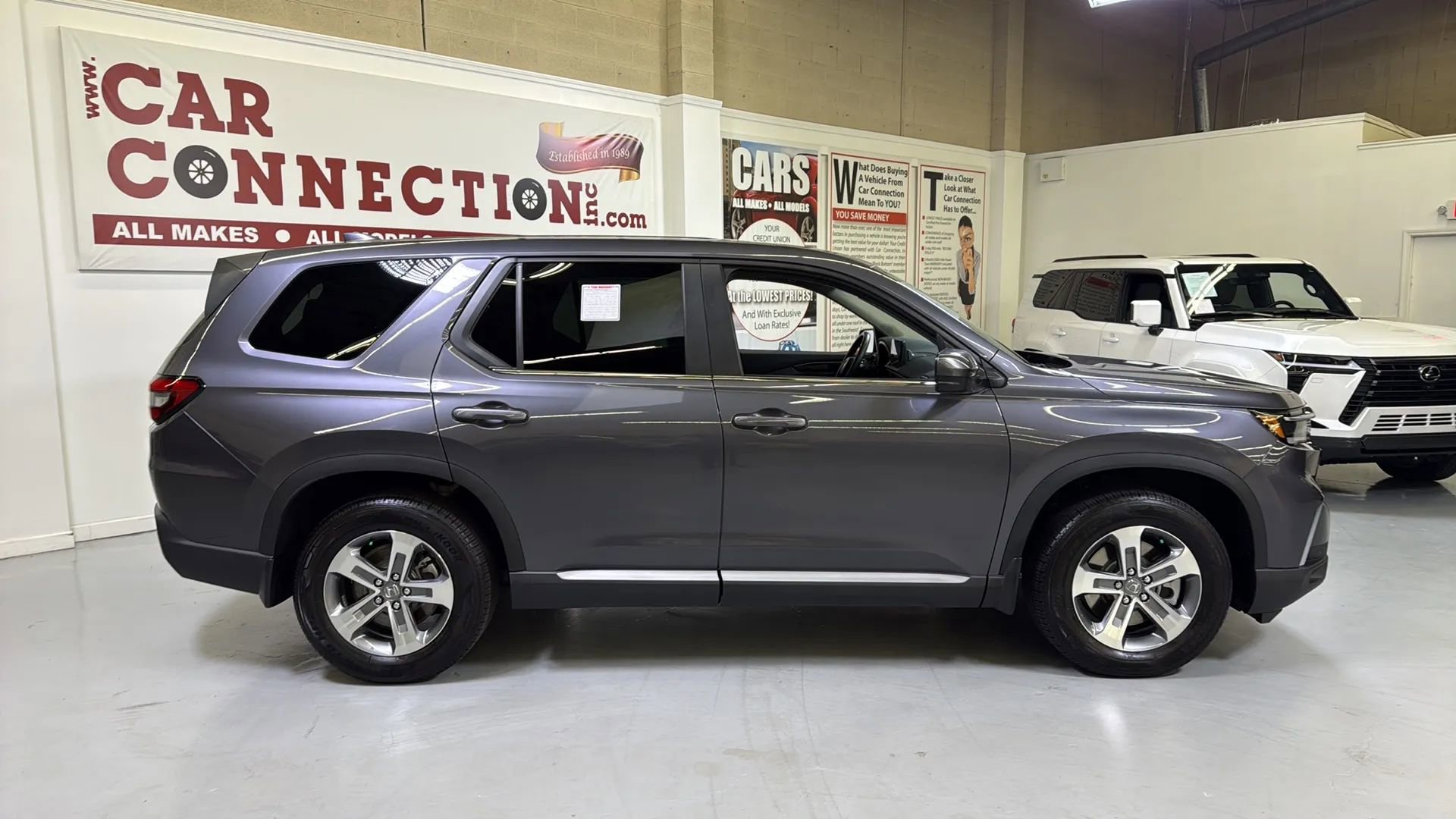 Used 2025 Honda Pilot EX image 8