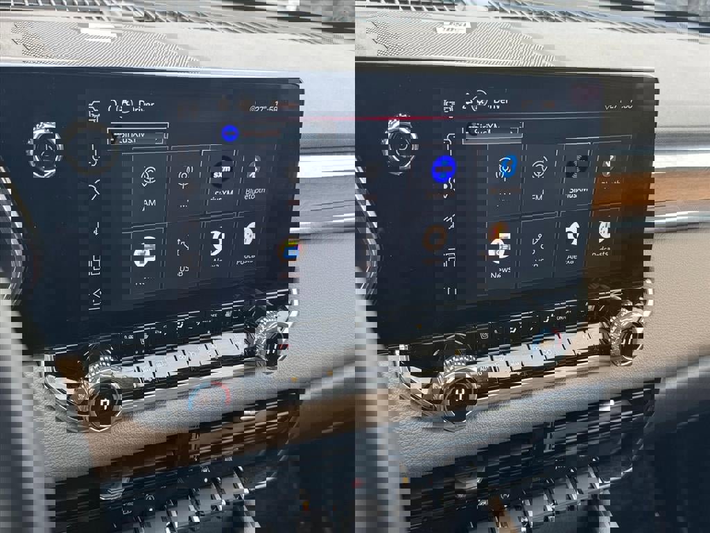 Used 2024 GMC Canyon Denali image 15