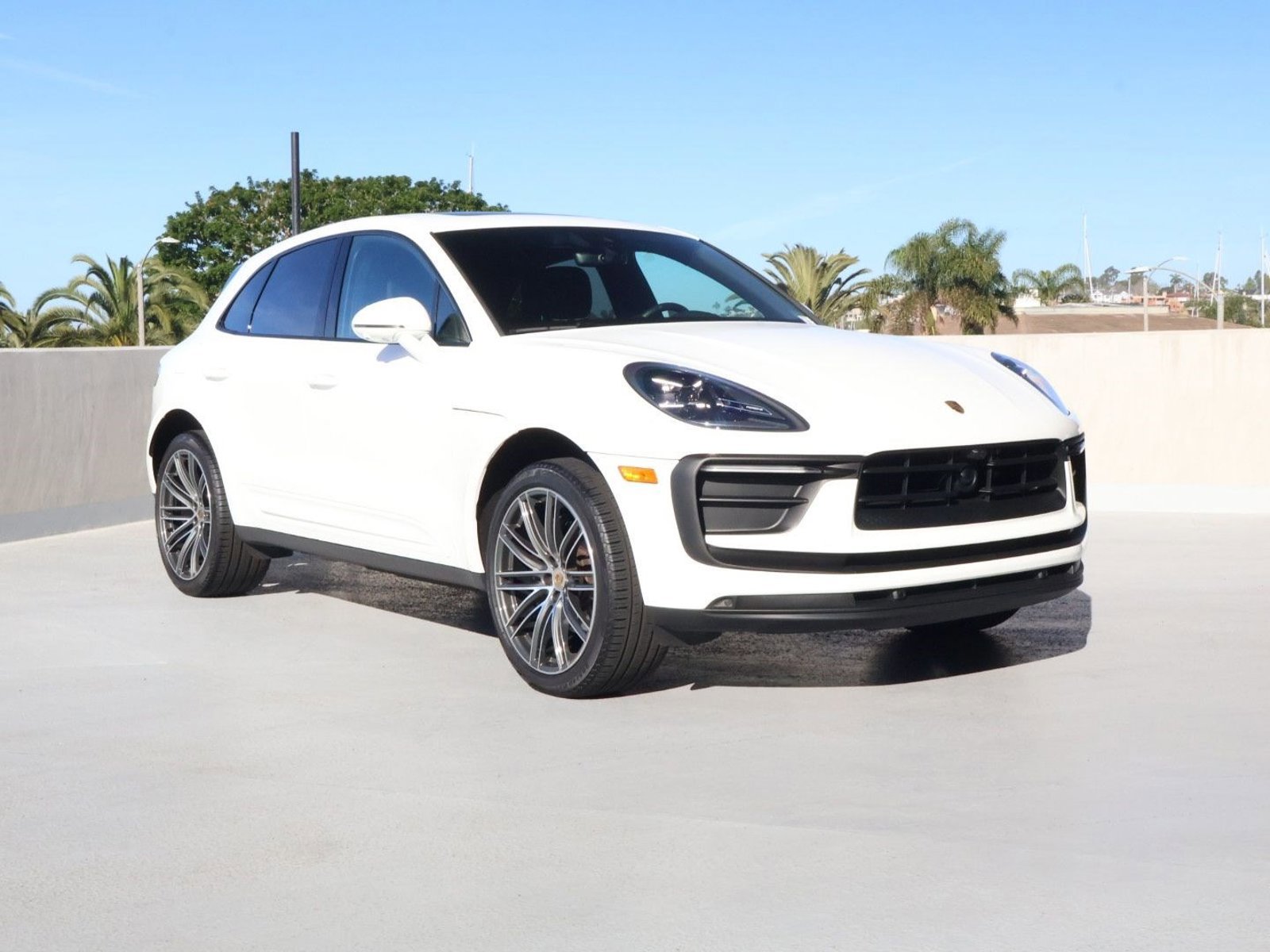 Certified 2025 Porsche Macan image 7