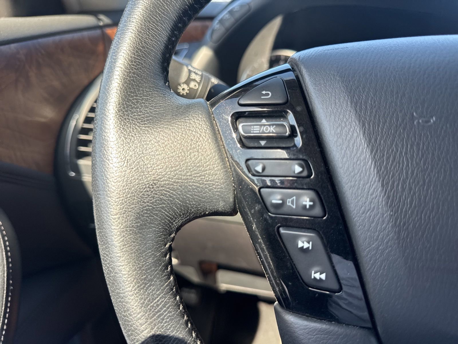 Used 2024 Nissan Armada SL w/ Captain's Chairs Package RWD image 19