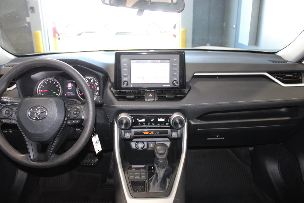 Used 2022 Toyota RAV4 LE AWD/4WD image 14