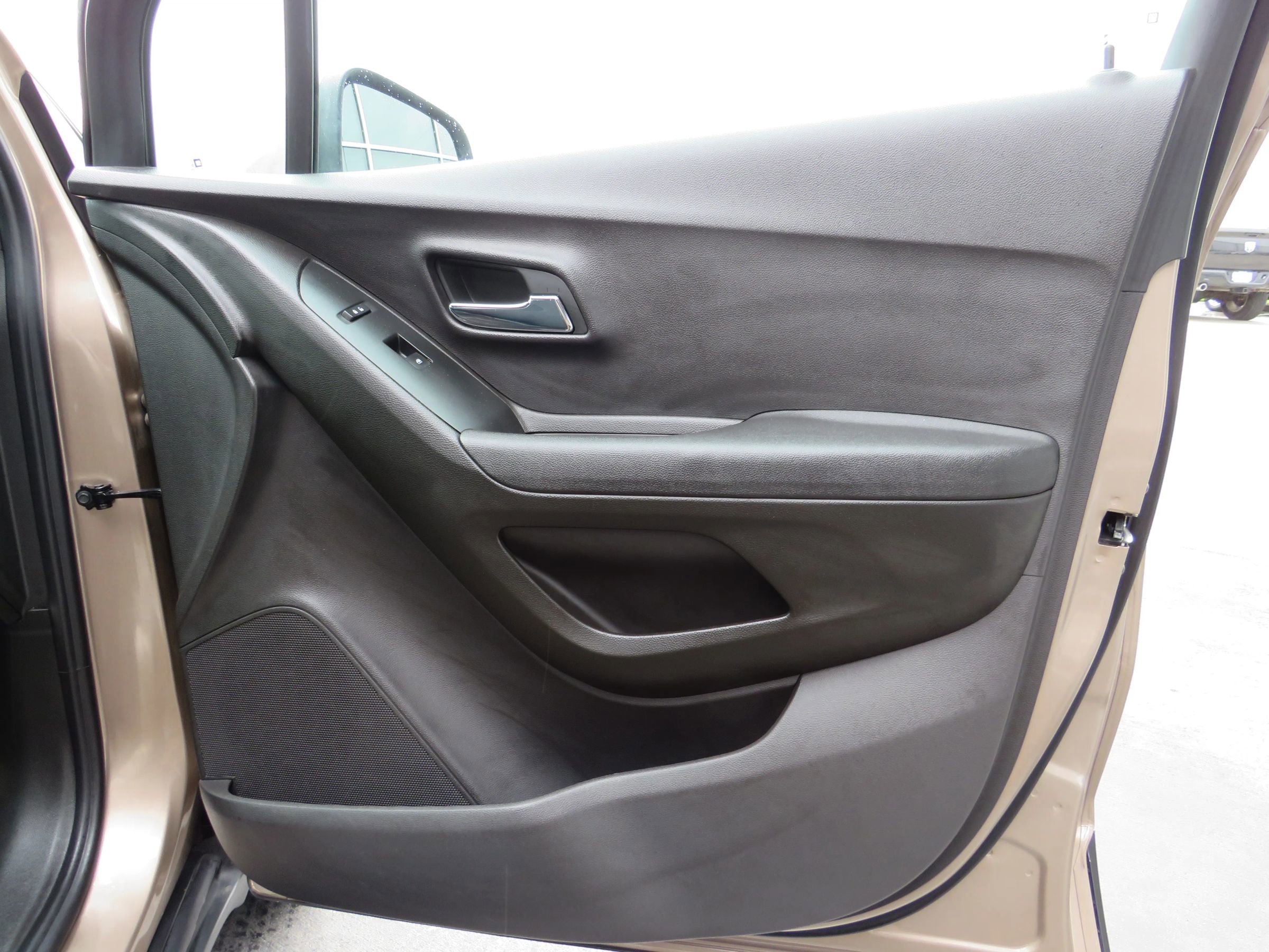 Used 2018 Chevrolet Trax LT w/ LT Convenience Package image 37