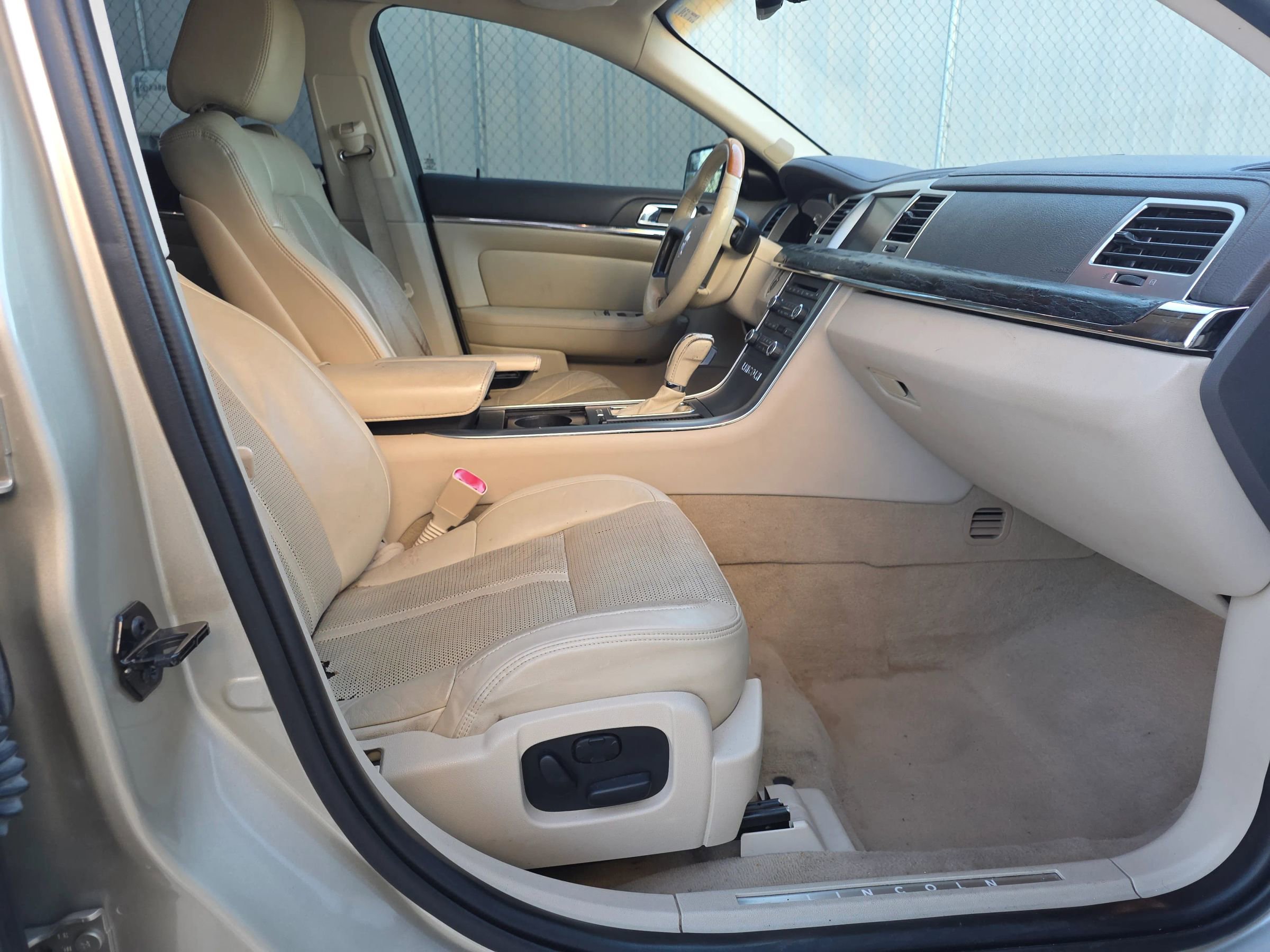 Used 2010 Lincoln MKS Sedan 4D image 19