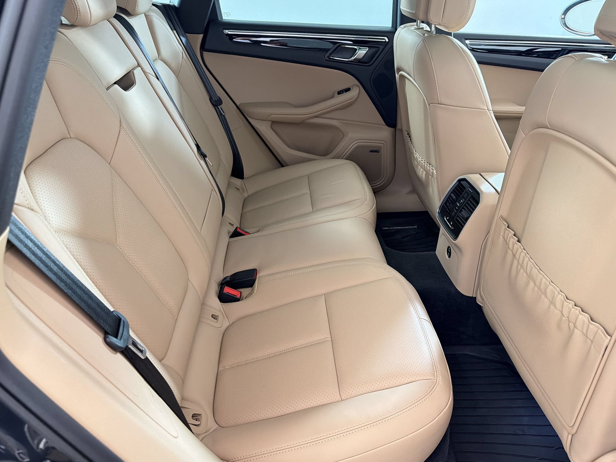 Certified 2026 Porsche Macan AWD/4WD image 32