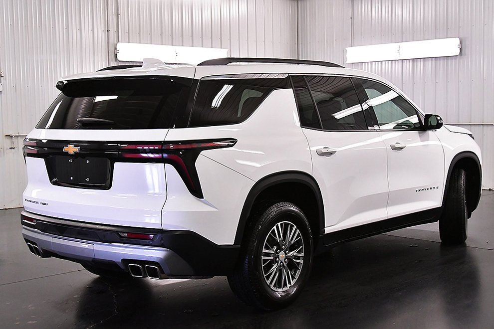 Used 2025 Chevrolet Traverse LT image 7
