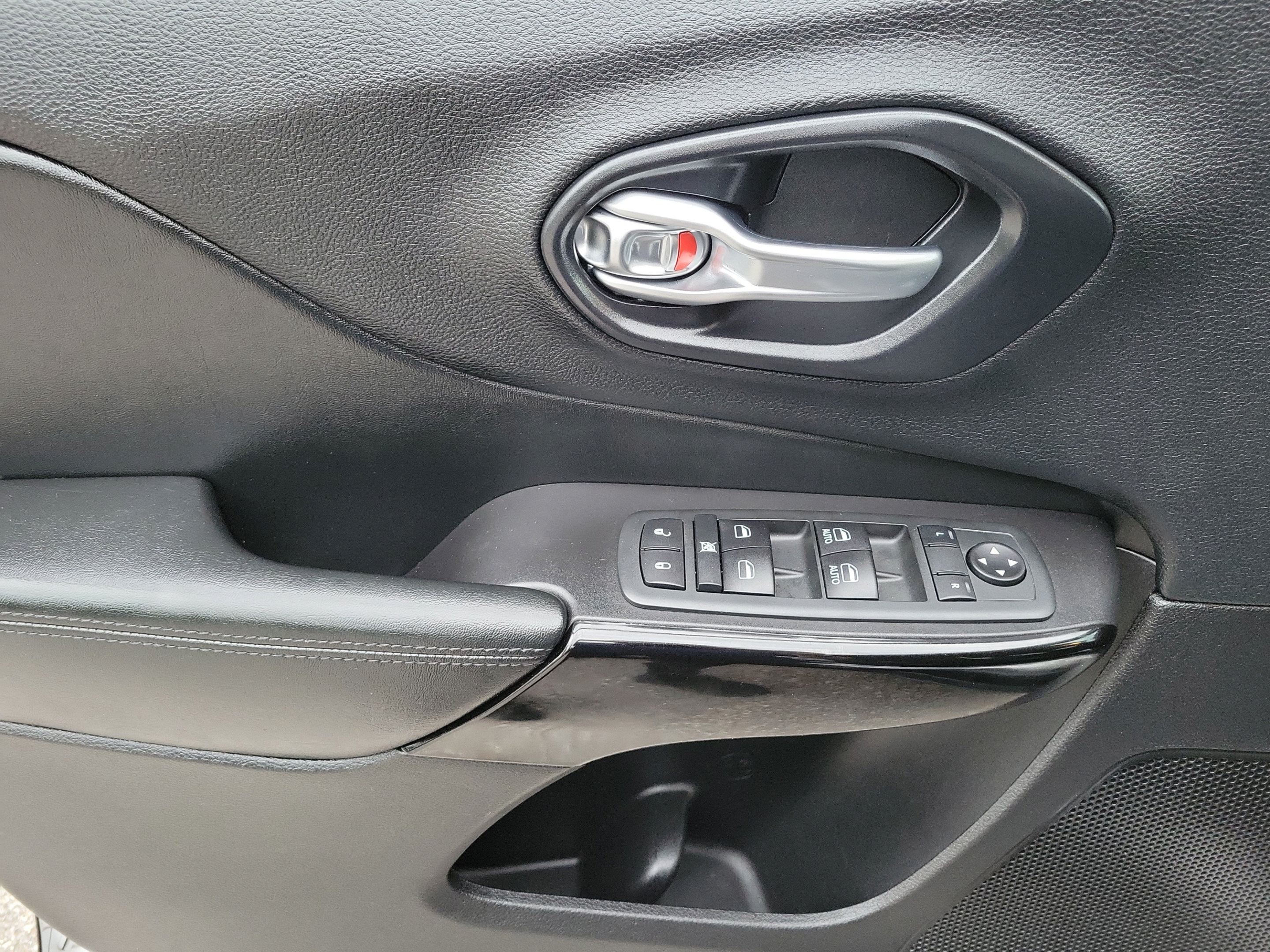Used 2020 Jeep Cherokee Latitude Plus FWD image 22