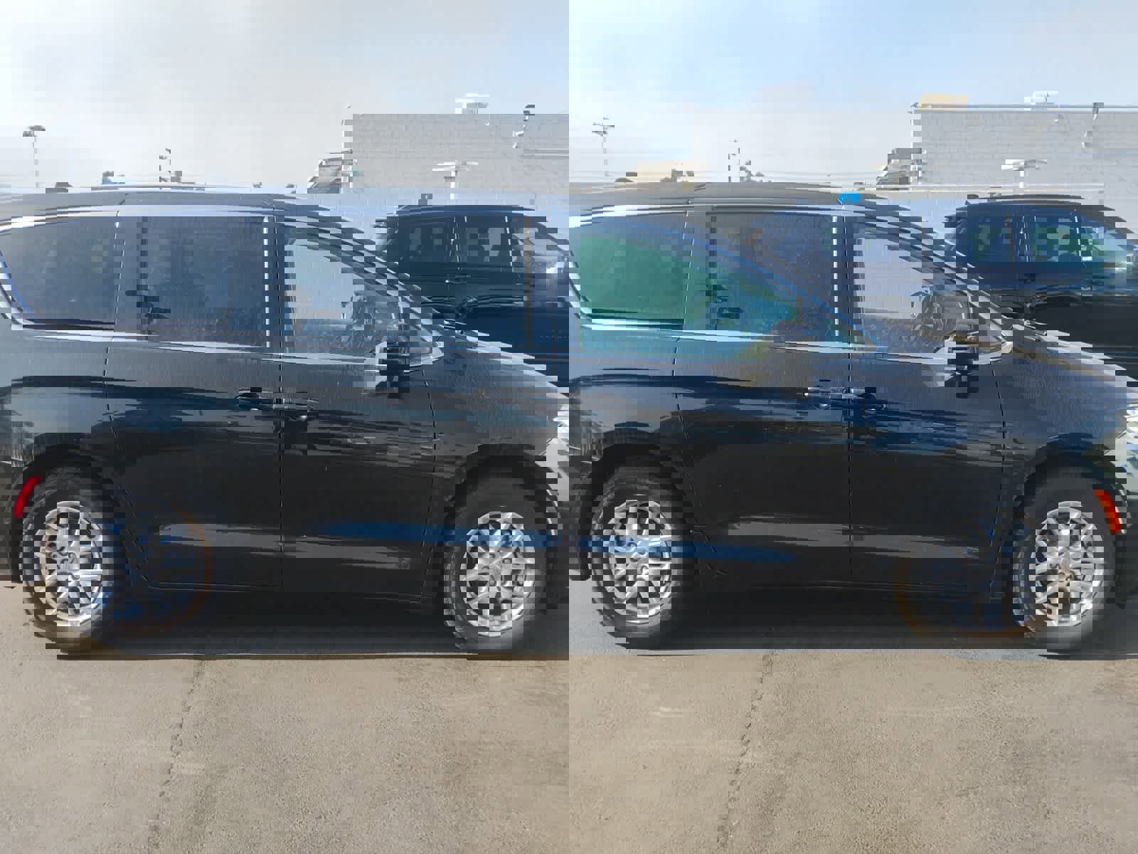 Used 2023 Chrysler Pacifica Touring-L image 5