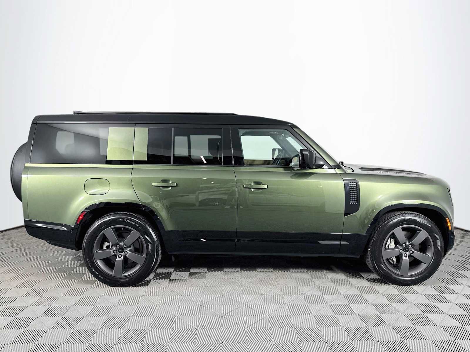 Used 2026 Land Rover Defender 130 X-Dynamic SE AWD/4WD image 4